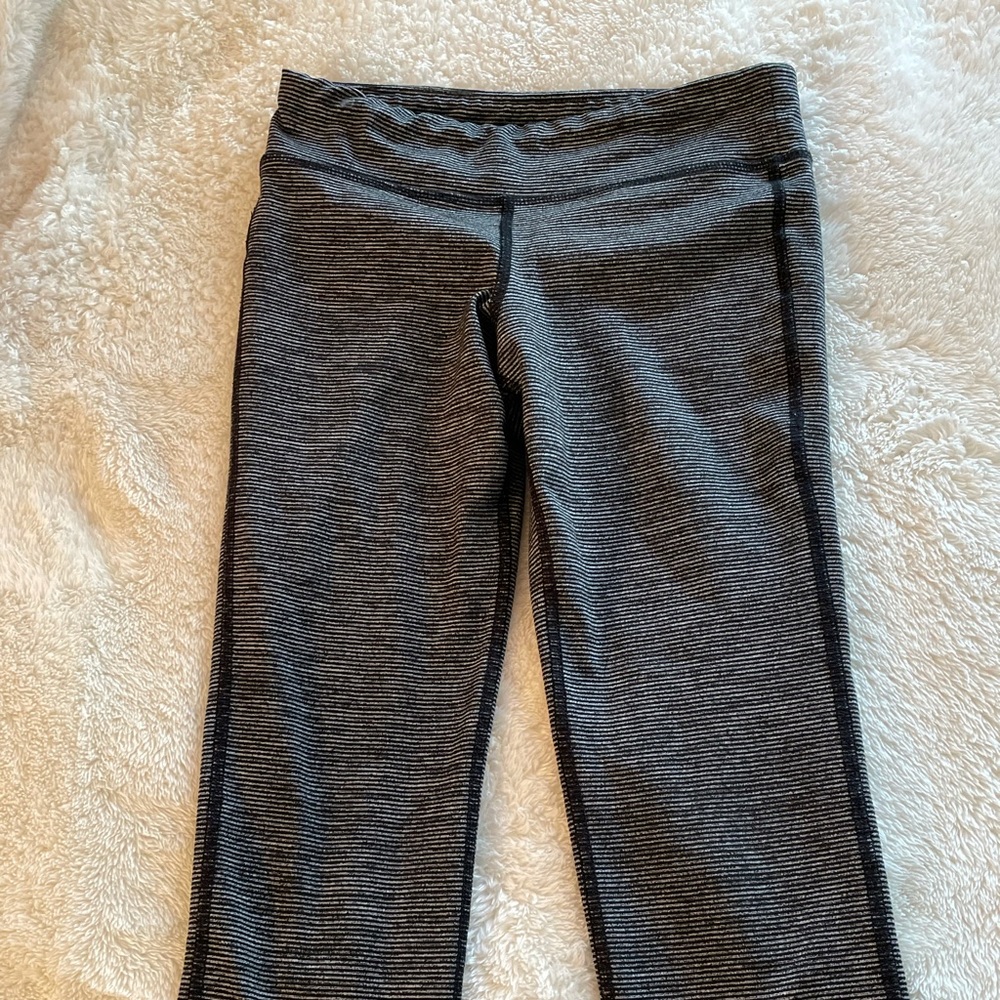 Old Navy Active Grey and Black Capri Leggings